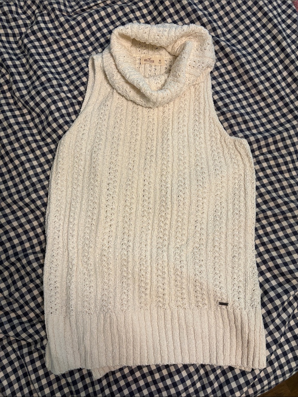 Hollister Cream Sleeveless Cable Knit Turtleneck Sweater